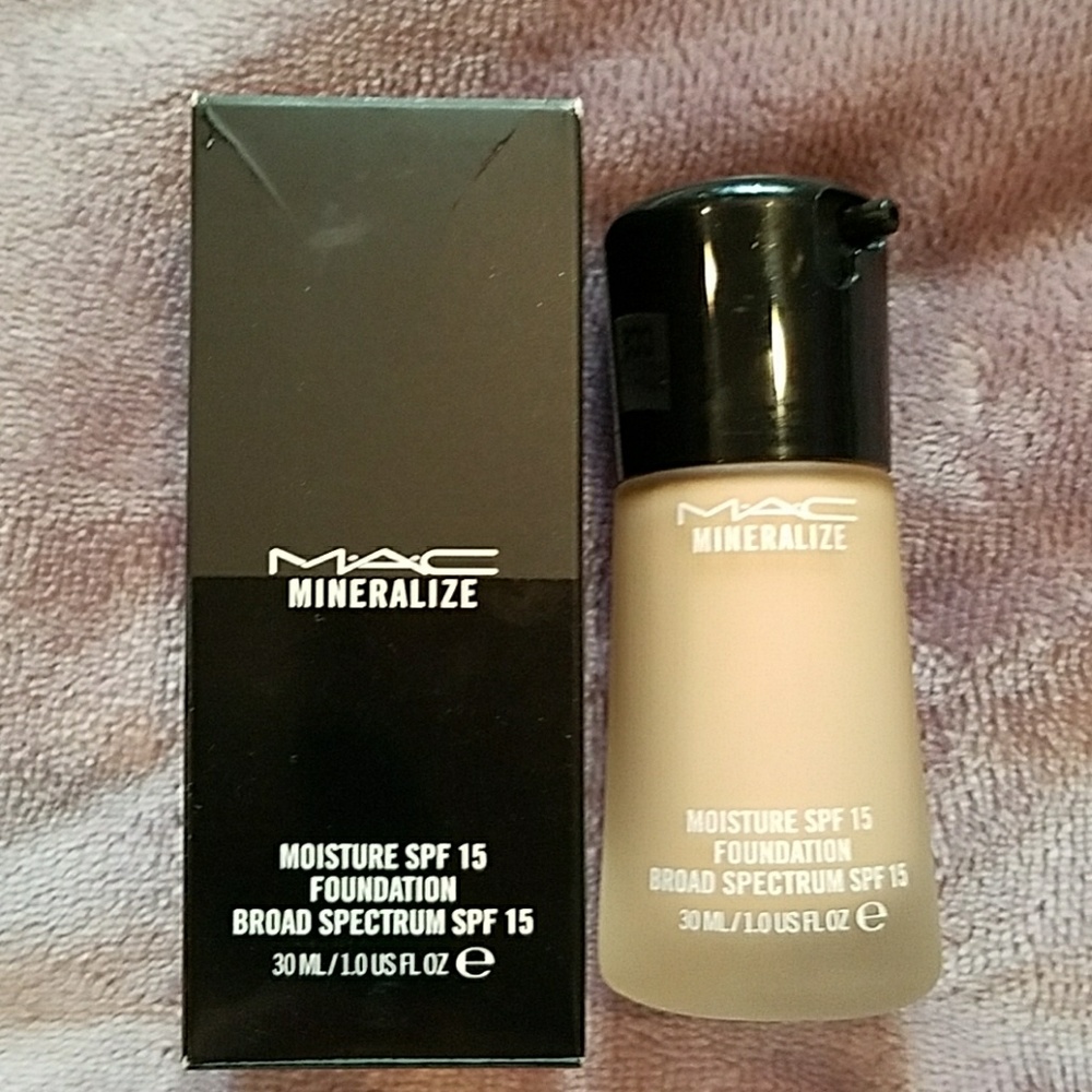 NW18 Mac Mineralize Moisture Foundation